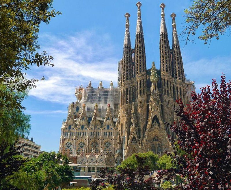 Barselona'da Gezilecek Tarihi ve Turistik Yerler 5 La Sagrada Familia Barcelona